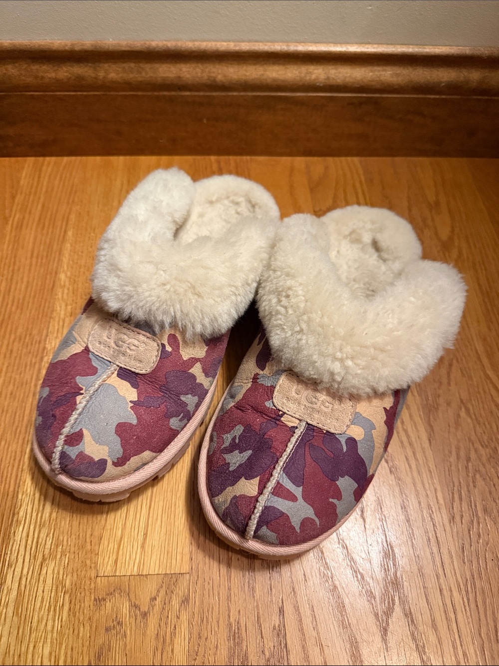 UGG Slippers Camouflage Pink Camo Upper Leather Cozy Genuine Sheepskin Size 9